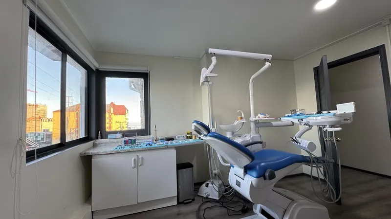 Box de atenci&oacute;n dental moderno en Cl&iacute;nica Monteverde, Puerto Montt