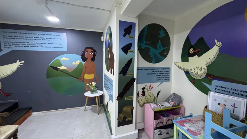Sala infantil con murales Monte Verde en Cl&iacute;nica Monteverde Puerto Montt