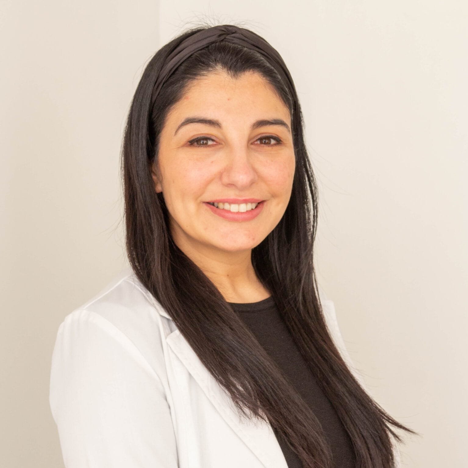 Odontologa, ortodoncista y estetica orofacial Dra. Romina Mora Odontóloga, ortodoncista y estética orofacial Dra. Romina Mora