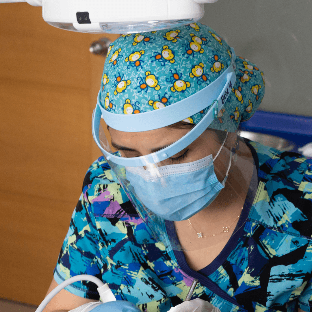 dra paola ibañez atendiendo pacientes monte verde en puerto montt 2 Dra ibañez realizando una limpieza dental